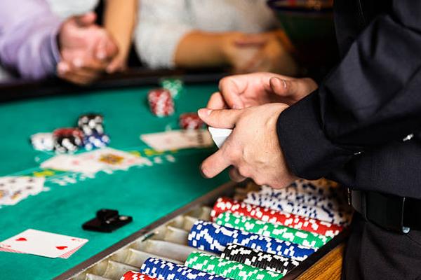 Discover Live Card Tables Through オンラインカジノサイト and Casino Entertainment